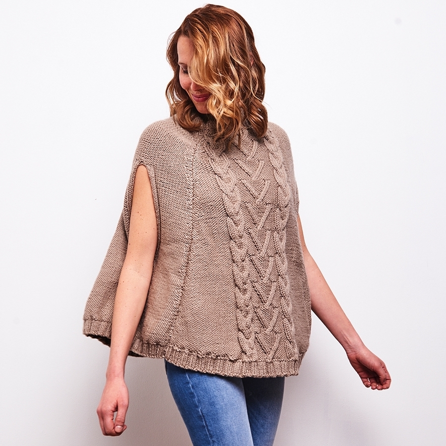 Poncho Simone - Kit de Tricot en laine Wooly Mérinos Pelote de 50 gr.
Niveau avancé.
Avec le poncho Simone, le rêve de glisser