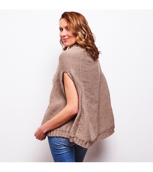 Poncho Simone - Kit de Tricot en laine Wooly Mérinos Pelote de 50 gr.
Niveau avancé.
Avec le poncho Simone, le rêve de glisser