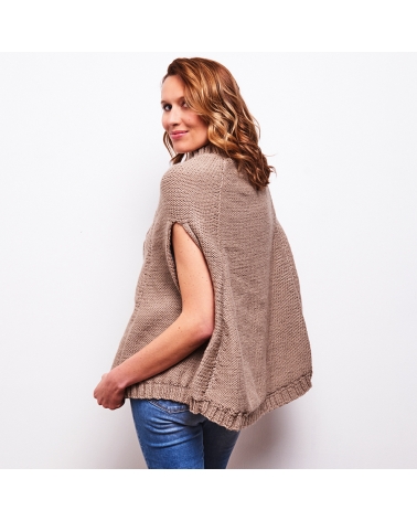 Poncho Simone - Kit de Tricot en laine Wooly Mérinos Pelote de 50 gr.
Niveau avancé.
Avec le poncho Simone, le rêve de glisser