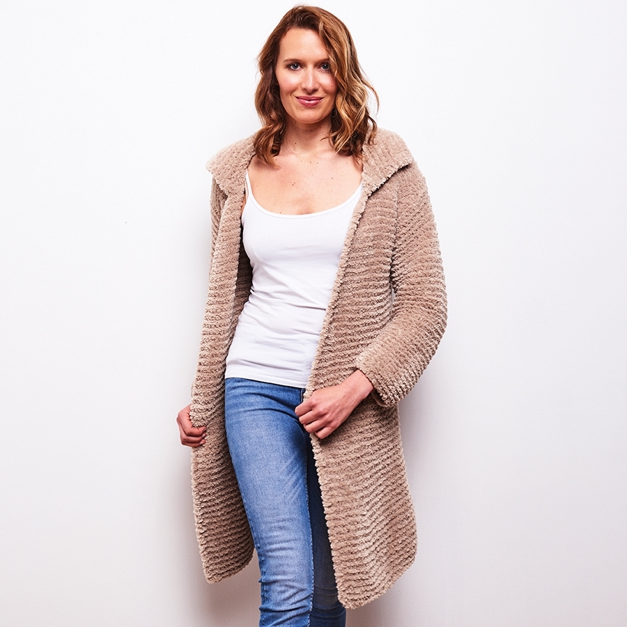Manteau Sandra - Kit de Tricot en laine Wooly Doux Pelote de 100 gr.
Niveau intermédiaire
Vous n’aurez jamais porté un manteau