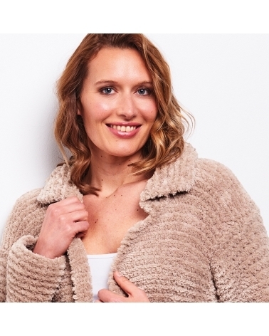 Manteau Sandra - Kit de Tricot en laine Wooly Doux Pelote de 100 gr.
Niveau intermédiaire
Vous n’aurez jamais porté un manteau