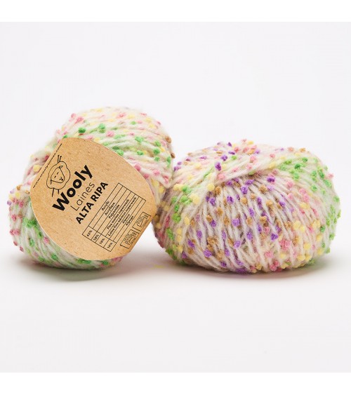 PELOTE DE LAINE ALTA RIPA Pelote de 50 gr.
ALTA RIPA a un fil mousseux ponctué de boutons colorés.
Avec son effet de doupions 